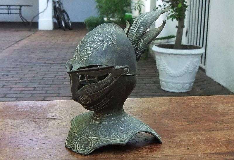 AN ABSOLUTELY AWESOME RARE OLD SOLID METAL KNIGHTS HEAD INKWELL !! WHAT A FACE !! WOW !! WOW !!
