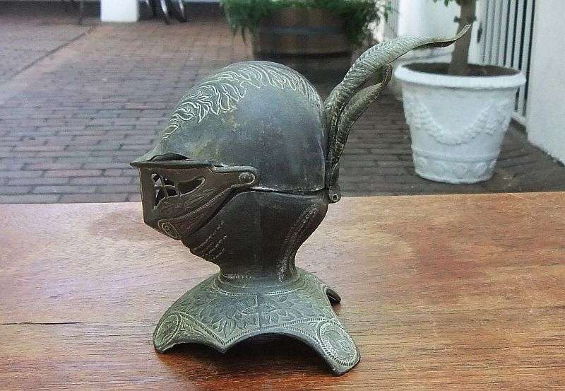 AN ABSOLUTELY AWESOME RARE OLD SOLID METAL KNIGHTS HEAD INKWELL !! WHAT A FACE !! WOW !! WOW !!