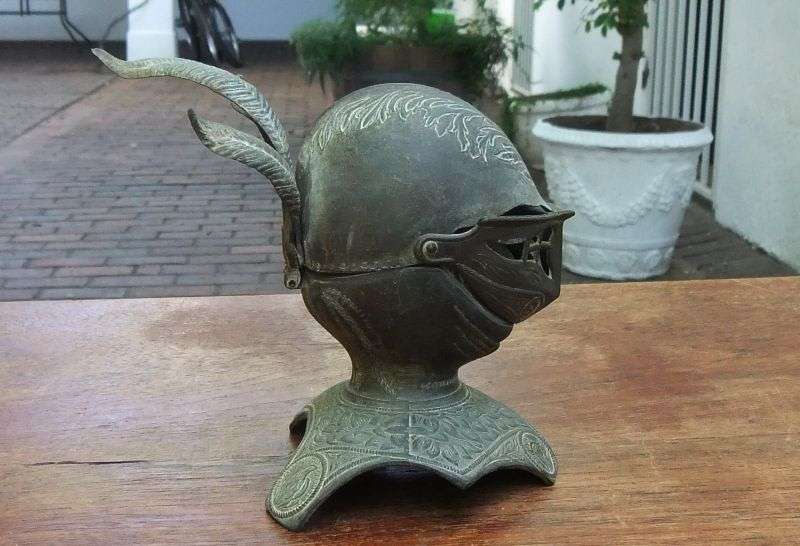AN ABSOLUTELY AWESOME RARE OLD SOLID METAL KNIGHTS HEAD INKWELL !! WHAT A FACE !! WOW !! WOW !!