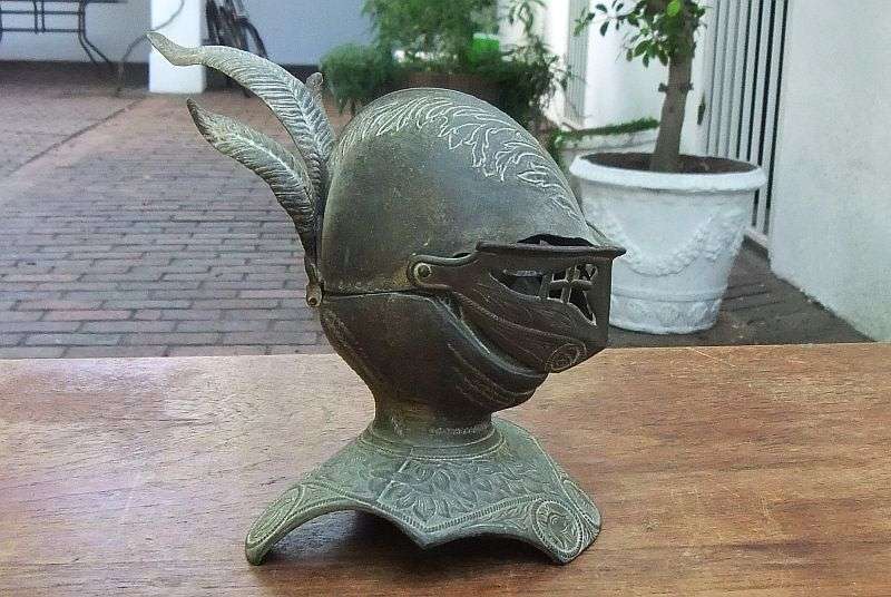 AN ABSOLUTELY AWESOME RARE OLD SOLID METAL KNIGHTS HEAD INKWELL !! WHAT A FACE !! WOW !! WOW !!