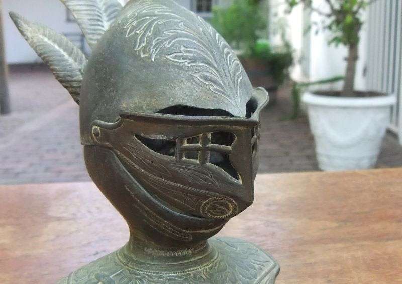 AN ABSOLUTELY AWESOME RARE OLD SOLID METAL KNIGHTS HEAD INKWELL !! WHAT A FACE !! WOW !! WOW !!