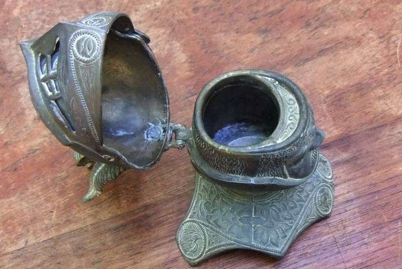 AN ABSOLUTELY AWESOME RARE OLD SOLID METAL KNIGHTS HEAD INKWELL !! WHAT A FACE !! WOW !! WOW !!
