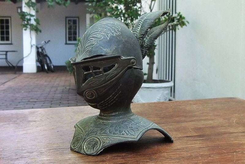 AN ABSOLUTELY AWESOME RARE OLD SOLID METAL KNIGHTS HEAD INKWELL !! WHAT A FACE !! WOW !! WOW !!