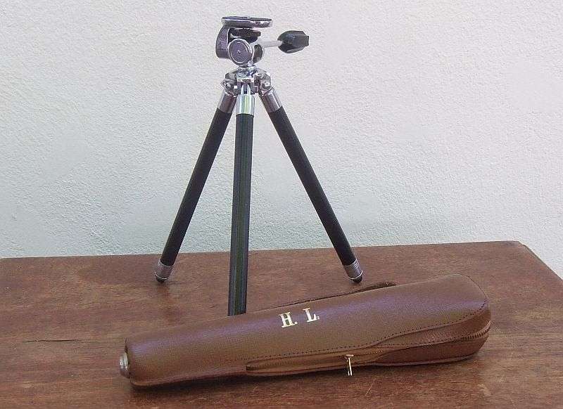 FANTASTIC COLLECTABLE PIECE !! A VERY COOL VINTAGE TELESCOPIC CAMERA TRIPOD WITH CARRY ZIP BAG !!!!