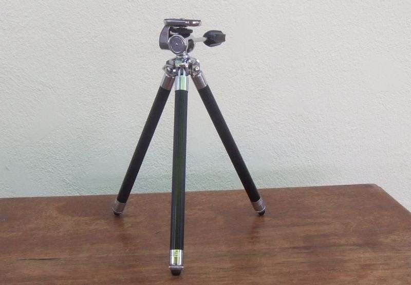 FANTASTIC COLLECTABLE PIECE !! A VERY COOL VINTAGE TELESCOPIC CAMERA TRIPOD WITH CARRY ZIP BAG !!!!