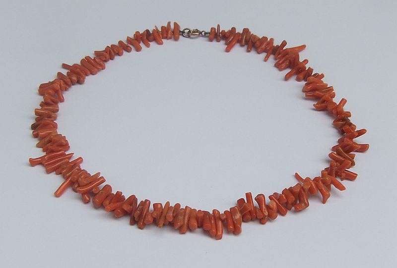 GREAT FIND !! A STUNNING VINTAGE GENUINE CORAL NECKLACE WITH 9CT GOLD CLASP !! WOW !!