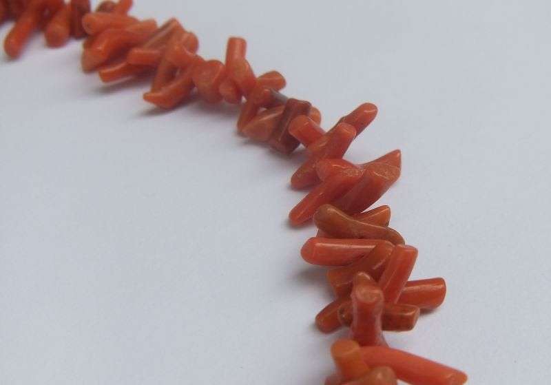 GREAT FIND !! A STUNNING VINTAGE GENUINE CORAL NECKLACE WITH 9CT GOLD CLASP !! WOW !!