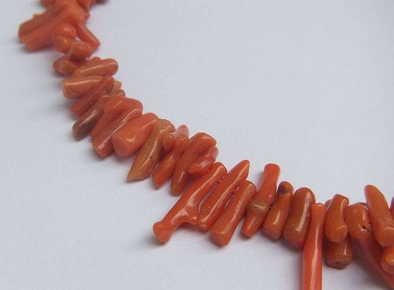GREAT FIND !! A STUNNING VINTAGE GENUINE CORAL NECKLACE WITH 9CT GOLD CLASP !! WOW !!