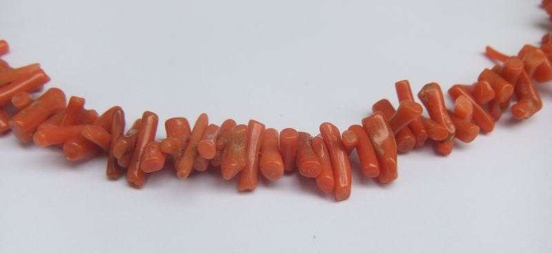 GREAT FIND !! A STUNNING VINTAGE GENUINE CORAL NECKLACE WITH 9CT GOLD CLASP !! WOW !!