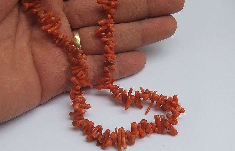 GREAT FIND !! A STUNNING VINTAGE GENUINE CORAL NECKLACE WITH 9CT GOLD CLASP !! WOW !!