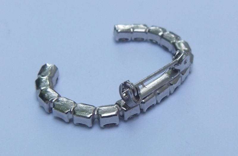 FREE COMBINING - VINTAGE BROOCH - THE LETTER "C"