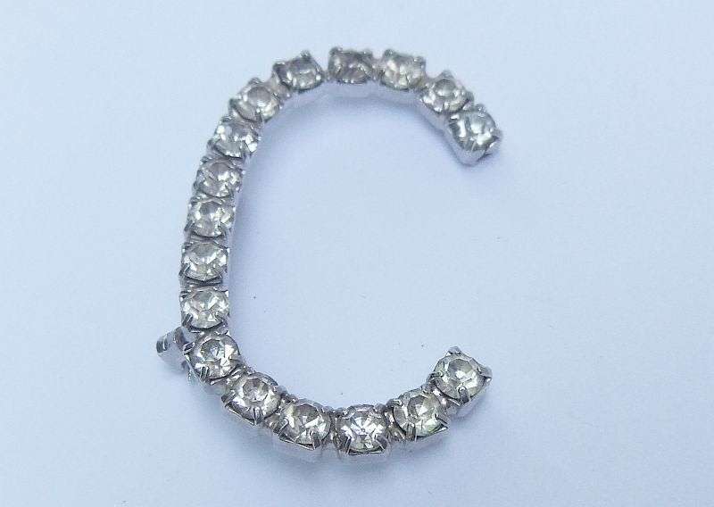 FREE COMBINING - VINTAGE BROOCH - THE LETTER "C"
