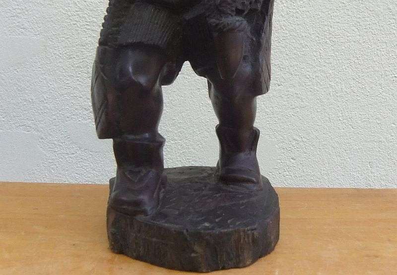 A CHARACTERFUL VINTAGE AFRICAN WOOD CARVING OF A FISHERMAN WITH AMAZING DETAIL !! HEAVY PIECE !!