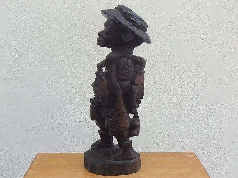 A CHARACTERFUL VINTAGE AFRICAN WOOD CARVING OF A FISHERMAN WITH AMAZING DETAIL !! HEAVY PIECE !!