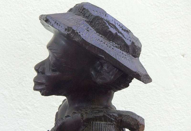 A CHARACTERFUL VINTAGE AFRICAN WOOD CARVING OF A FISHERMAN WITH AMAZING DETAIL !! HEAVY PIECE !!