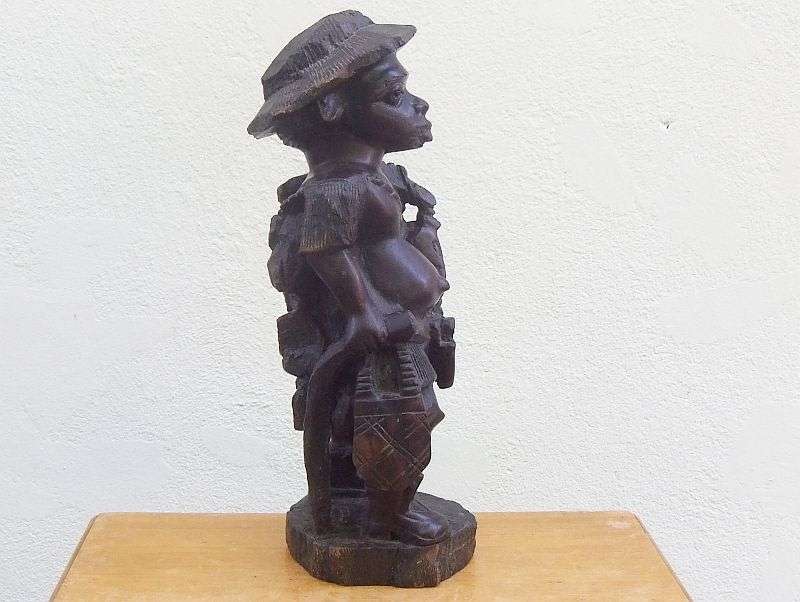 A CHARACTERFUL VINTAGE AFRICAN WOOD CARVING OF A FISHERMAN WITH AMAZING DETAIL !! HEAVY PIECE !!