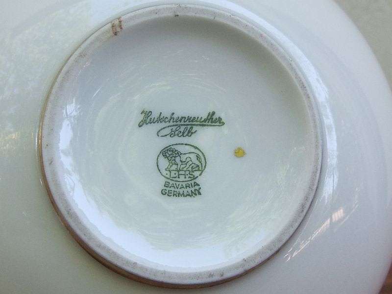 A VINTAGE PORCELAIN VASE BY HUTSCHENREUTHER GERMANY