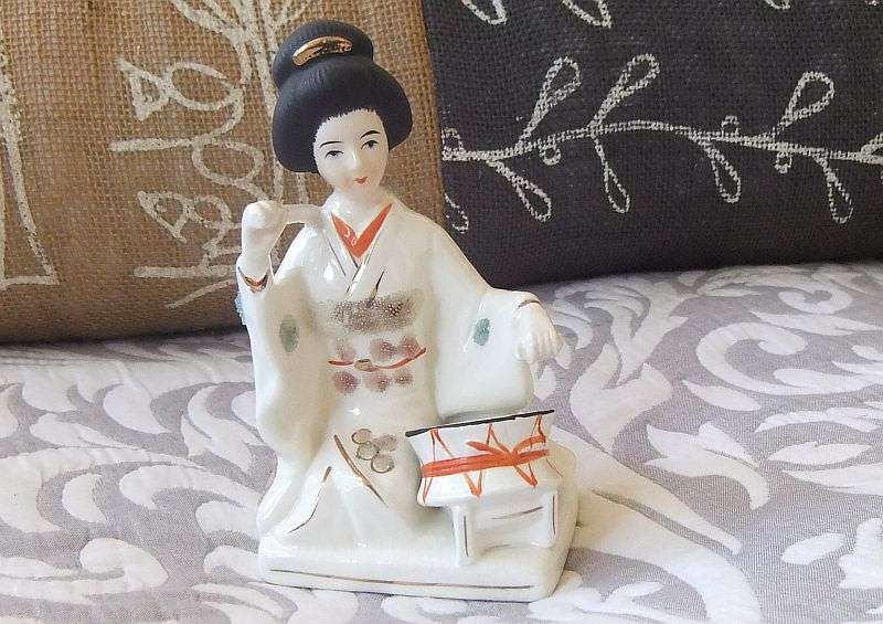 AN EYE CATCHING VINTAGE PORCELAIN DRUMMING GEISHA ORNAMENT !! HAND PAINTED !!