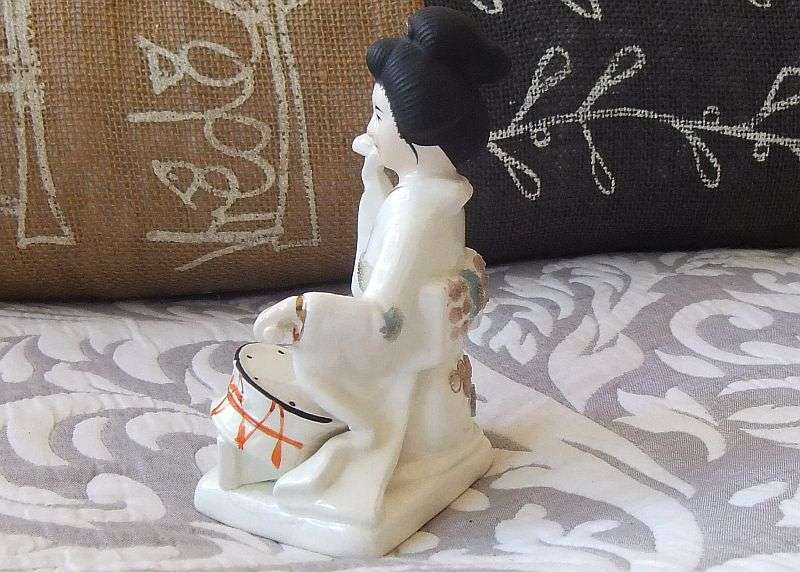 AN EYE CATCHING VINTAGE PORCELAIN DRUMMING GEISHA ORNAMENT !! HAND PAINTED !!