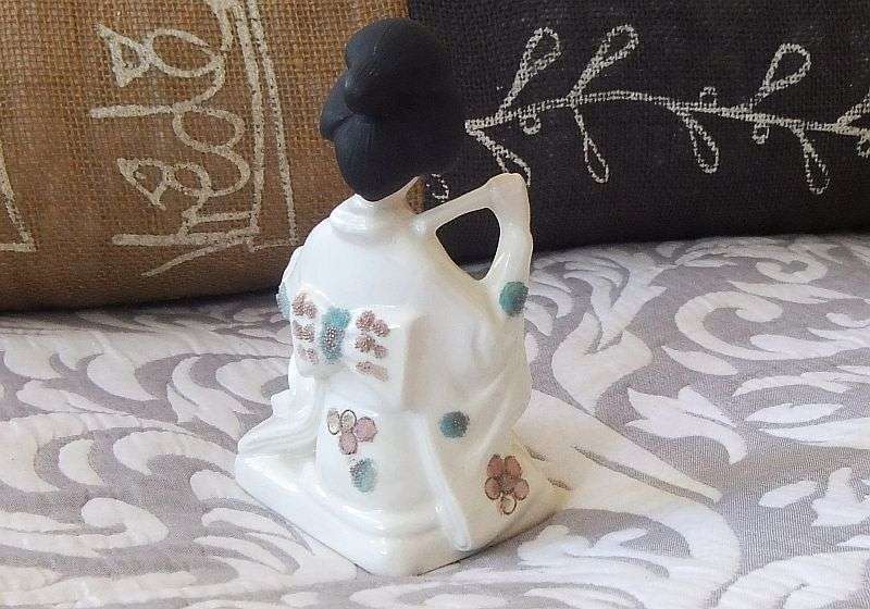 AN EYE CATCHING VINTAGE PORCELAIN DRUMMING GEISHA ORNAMENT !! HAND PAINTED !!