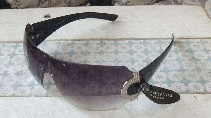 LADIES SUNGLASSES - NEW - EX TRUWORTHS / IDENTITY