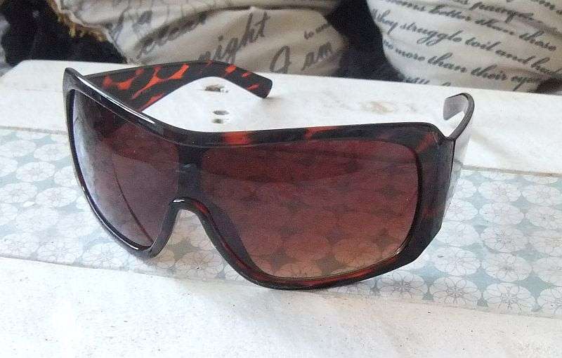 LADIES SUNGLASSES - NEW - EX TRUWORTHS / IDENTITY