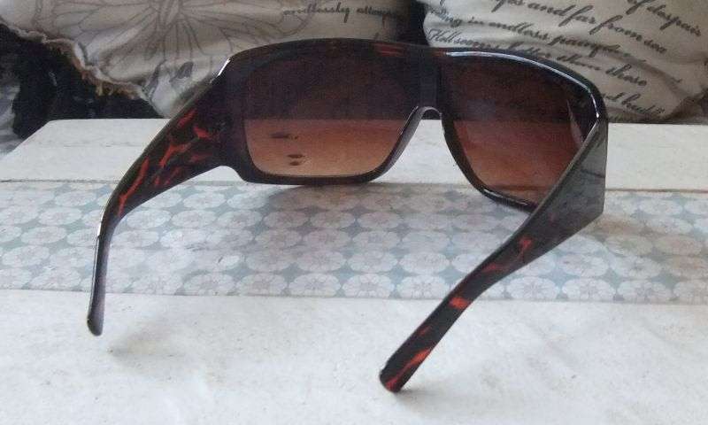 LADIES SUNGLASSES - NEW - EX TRUWORTHS / IDENTITY