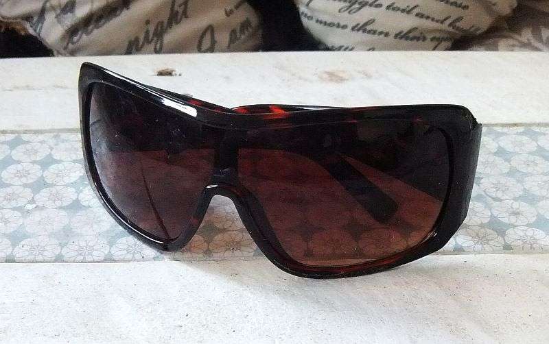 LADIES SUNGLASSES - NEW - EX TRUWORTHS / IDENTITY
