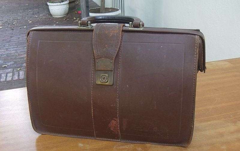 NICE FIND !! A VINTAGE GENUINE LEATHER SATCHEL OR BRIEF CASE ... OLD SCHOOL QUALITY !!