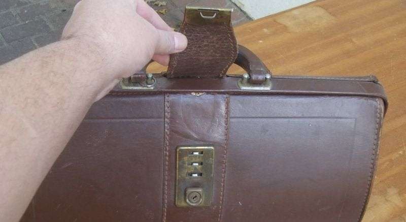 NICE FIND !! A VINTAGE GENUINE LEATHER SATCHEL OR BRIEF CASE ... OLD SCHOOL QUALITY !!