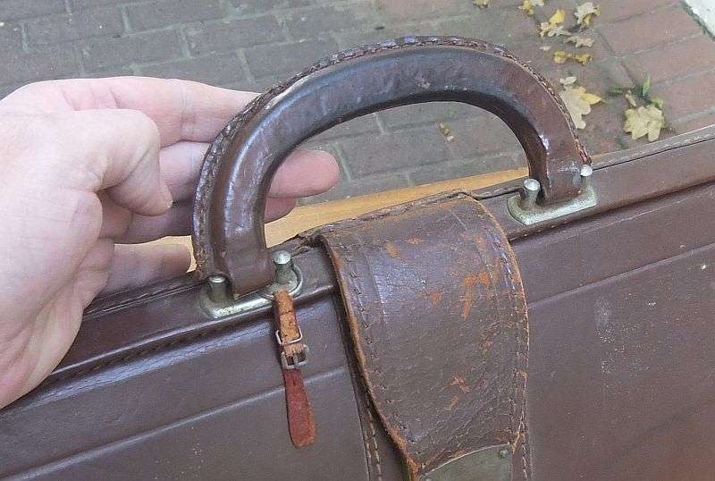 NICE FIND !! A VINTAGE GENUINE LEATHER SATCHEL OR BRIEF CASE ... OLD SCHOOL QUALITY !!