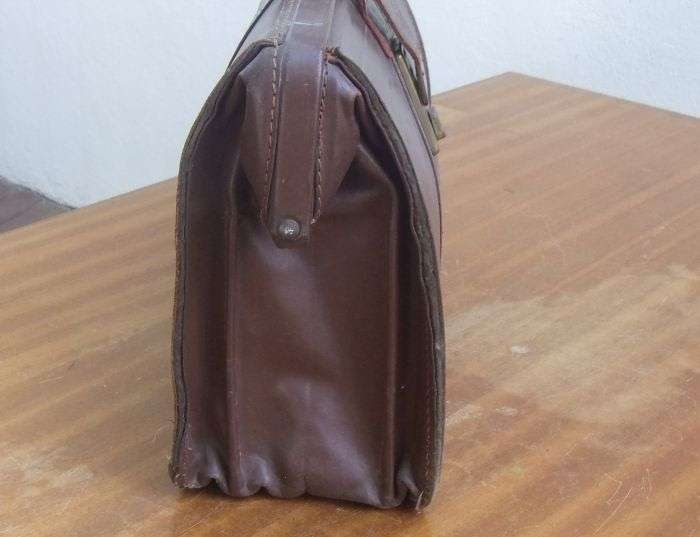 NICE FIND !! A VINTAGE GENUINE LEATHER SATCHEL OR BRIEF CASE ... OLD SCHOOL QUALITY !!
