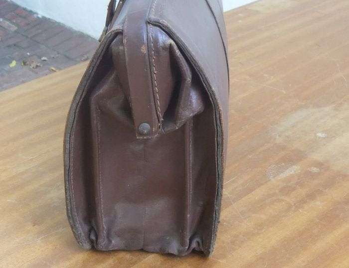 NICE FIND !! A VINTAGE GENUINE LEATHER SATCHEL OR BRIEF CASE ... OLD SCHOOL QUALITY !!