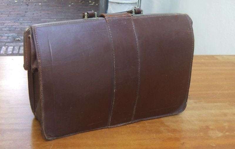 NICE FIND !! A VINTAGE GENUINE LEATHER SATCHEL OR BRIEF CASE ... OLD SCHOOL QUALITY !!