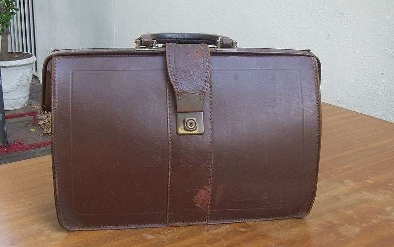 NICE FIND !! A VINTAGE GENUINE LEATHER SATCHEL OR BRIEF CASE ... OLD SCHOOL QUALITY !!