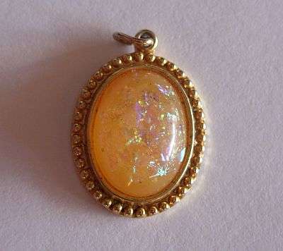 PRETTY PENDANT