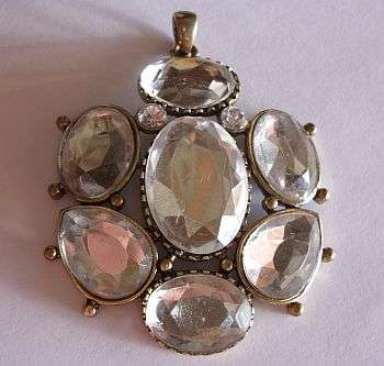 PRETTY PENDANT