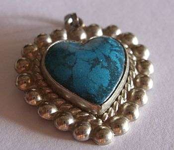 PRETTY PENDANT