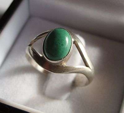 STERLING SILVER RING SET WITH A GREEN STONE