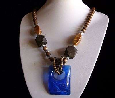 A BEAUTIFULLY MADE ARTSY BEADED NECKLACE