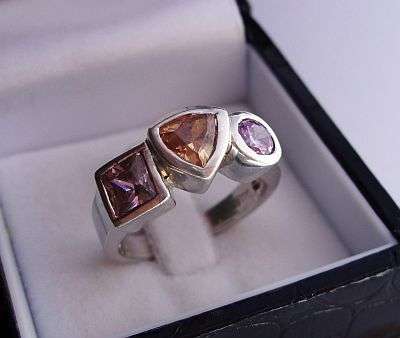 A STUNNING FACETED 3 GEM SET STERLING SILVER RING