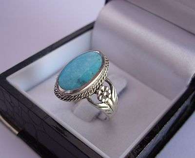 A BREATHTAKING STERLING SILVER RING SET WITH TURQUOISE