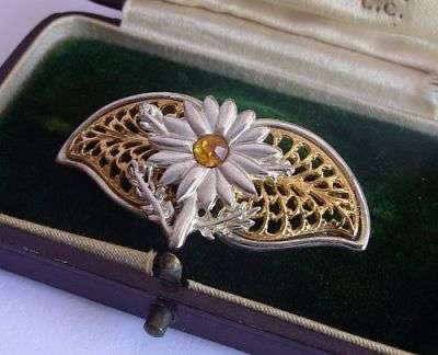 VINTAGE DESIGNER BROOCH - FLOWER - NAME LOOKS LIKE DESAAR