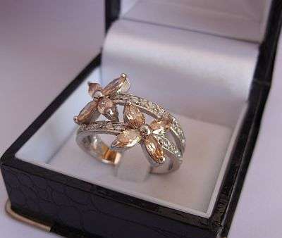 A VERY PRETTY STERLING SILVER RING WITH FLOWER MOTIF - LOOKS LIKE FACETED CITRINE