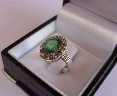 A CHARMING VINTAGE STERLING SILVER RING SET WITH A LARGE FACETED GREEN STONE & MORE