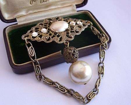 VINTAGE BROOCH - CHATELAINE
