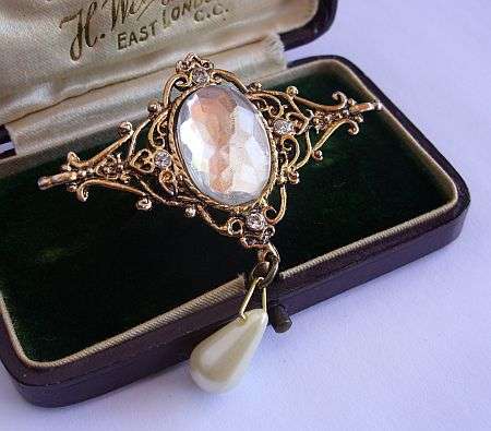 VINTAGE BROOCH - CHATELAINE