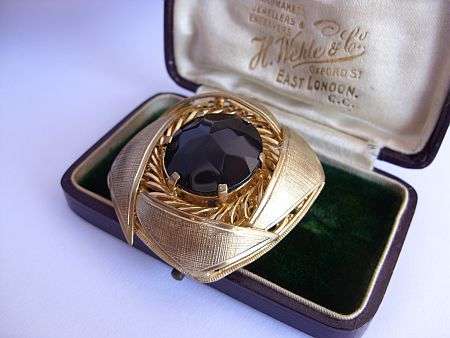 VINTAGE BROOCH - STYLISH
