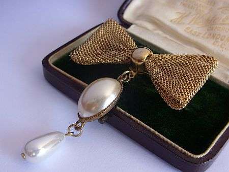 VINTAGE BROOCH - BOW WITH FAUX PEARLS