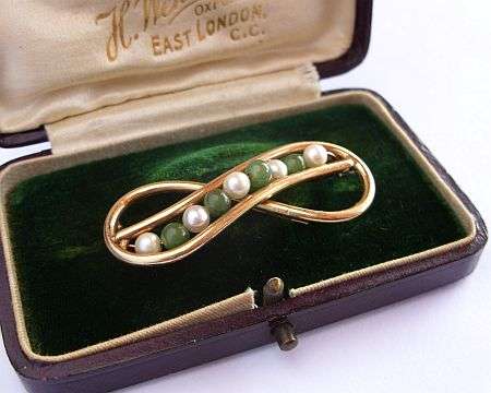 TOP ITEM ! A VINTAGE 12K GOLD FILLED BROOCH WITH GENUINE PEARLS AND GREEN STONE SPHERES - JADE ?